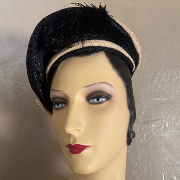 IMPRESSIVE 1940s BLACK STRAW WITH POINTY CROWN - VELOUR & PEARL TRIM + FEATHER - Picture 9 of 13